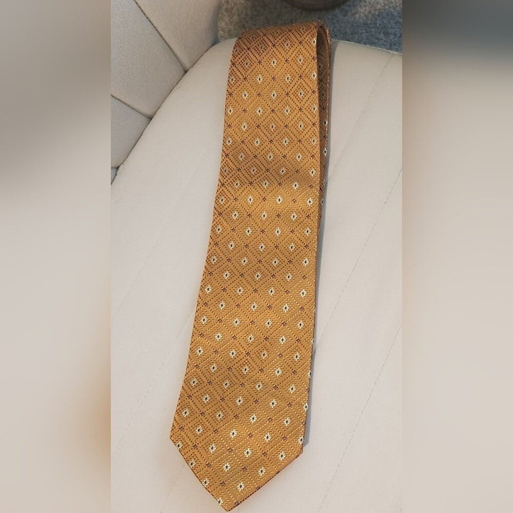 Jos A Bank Silk Tie Gold Hand‎ Sewn 59"x3.75" Diamond Pattern Office Luxury USA